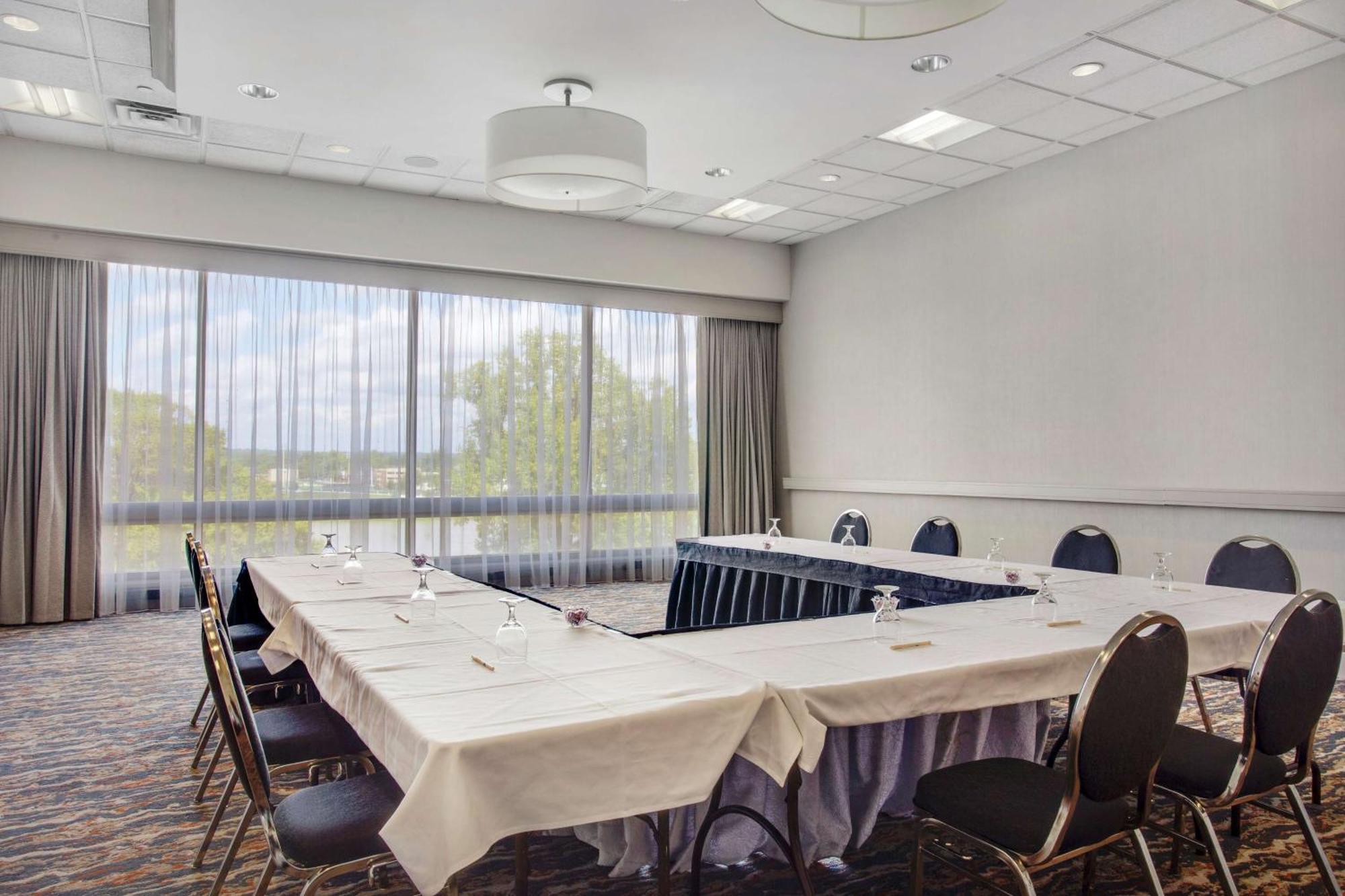Doubletree By Hilton Little Rock Hotel Екстериор снимка